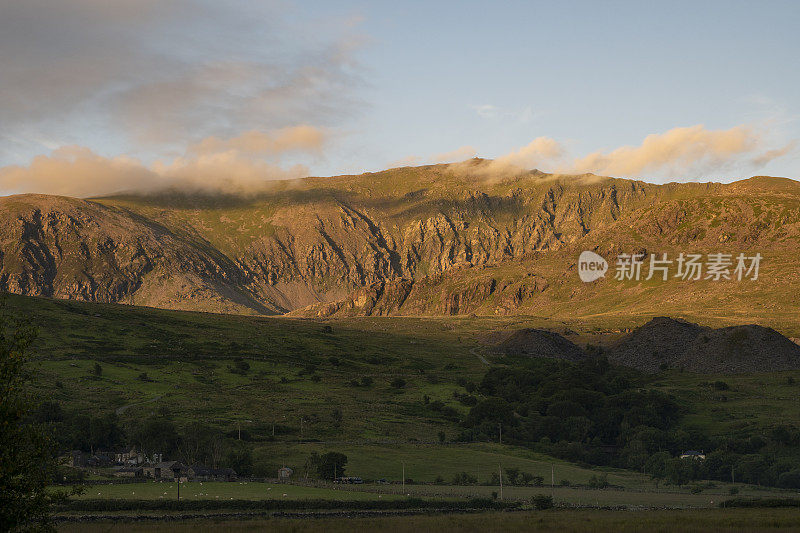 日落时分的斯诺登山顶，北威尔士，英国