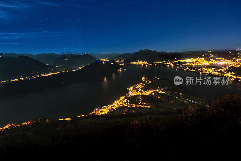 从瑞士人山看琉森湖的夜景