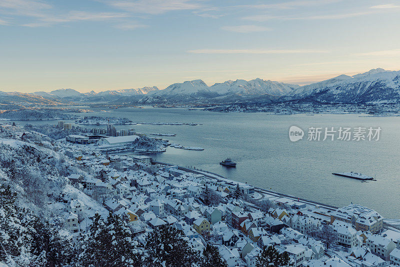 奥勒松市的风景鸟瞰图在雪在海上在风景日落在挪威