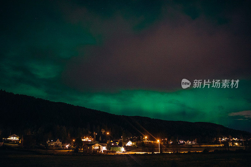 强烈的北极光在挪威农村地区的天空