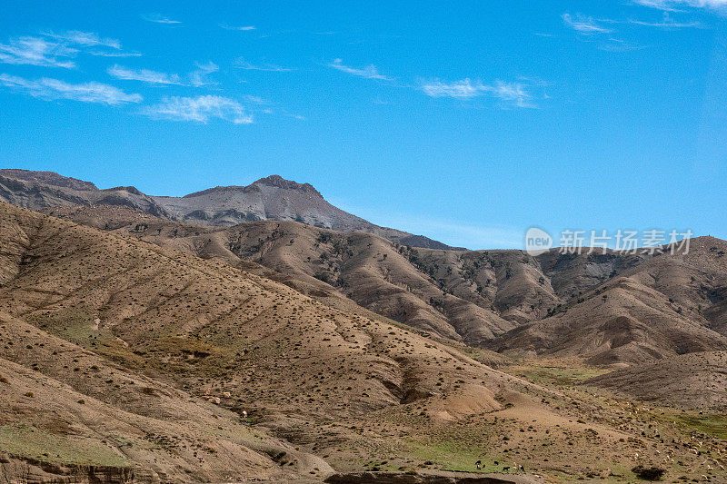 红色岩石景观。摩洛哥阿特拉斯山脉的丘陵地带