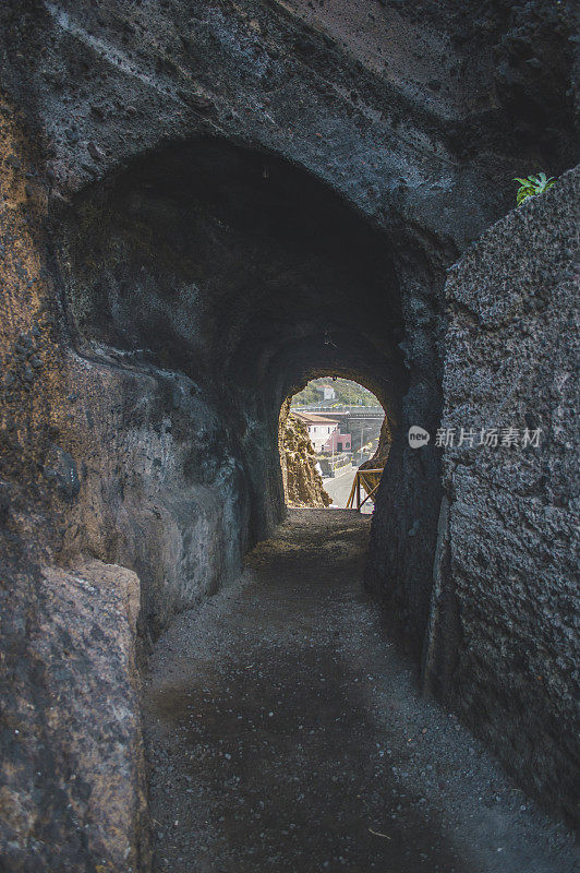 俯瞰岩石隧道