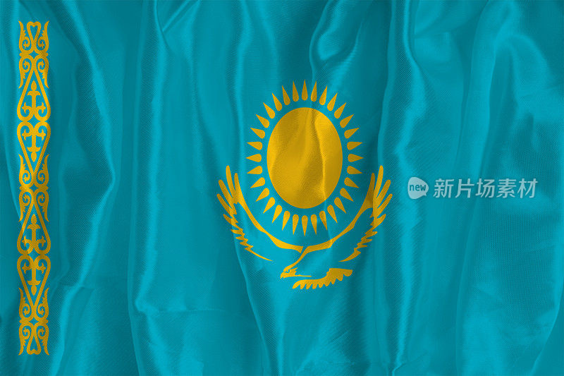 以丝绸为背景的哈萨克斯坦国旗是一个伟大的国家象征。国家的官方国家象征