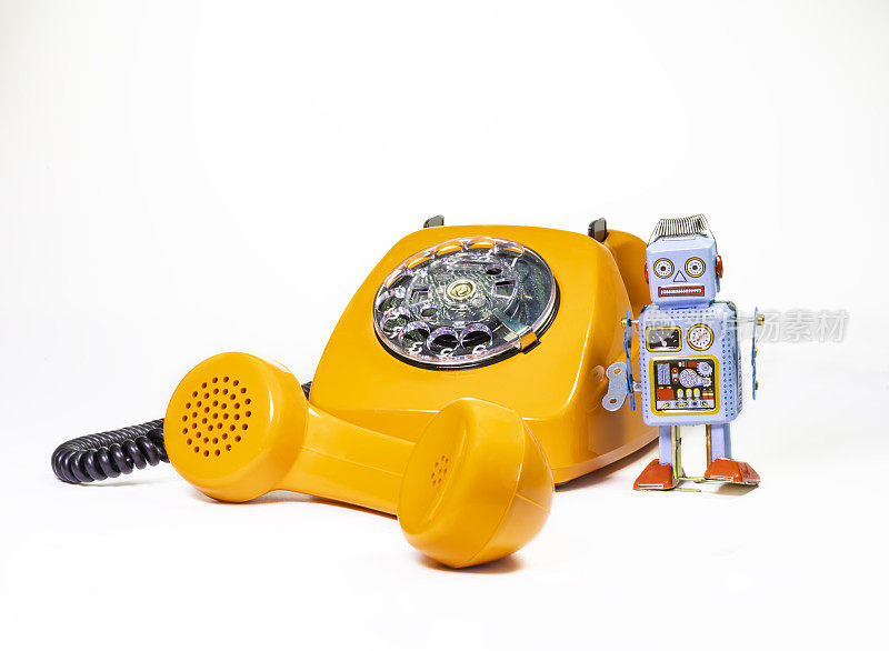 旧橙色电话和玩具机器人