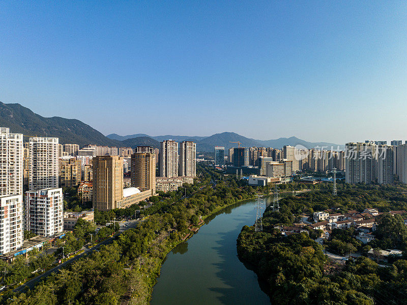 宜居的现代城市住宅建筑和河流、林地