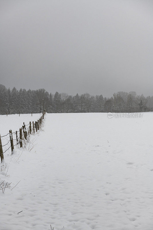 德国巴伐利亚大雪覆盖的乡村景色