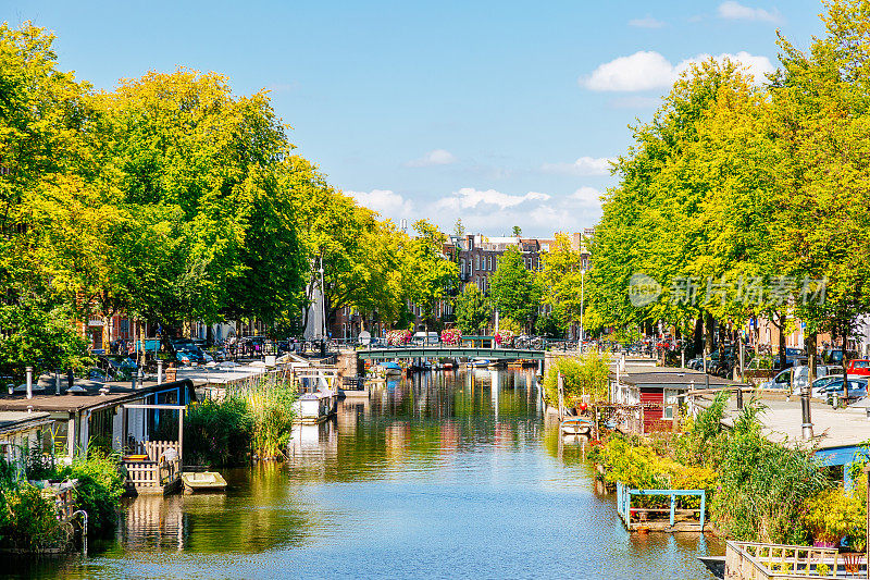阿姆斯特丹的中心。晴天里的运河。