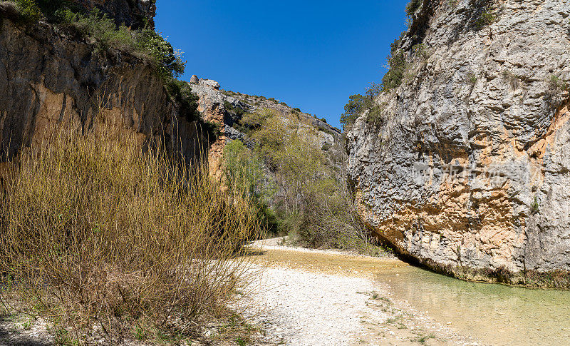 西班牙阿拉贡Alquezar的维罗河峡谷内，悬挂在岩石上的走道。
