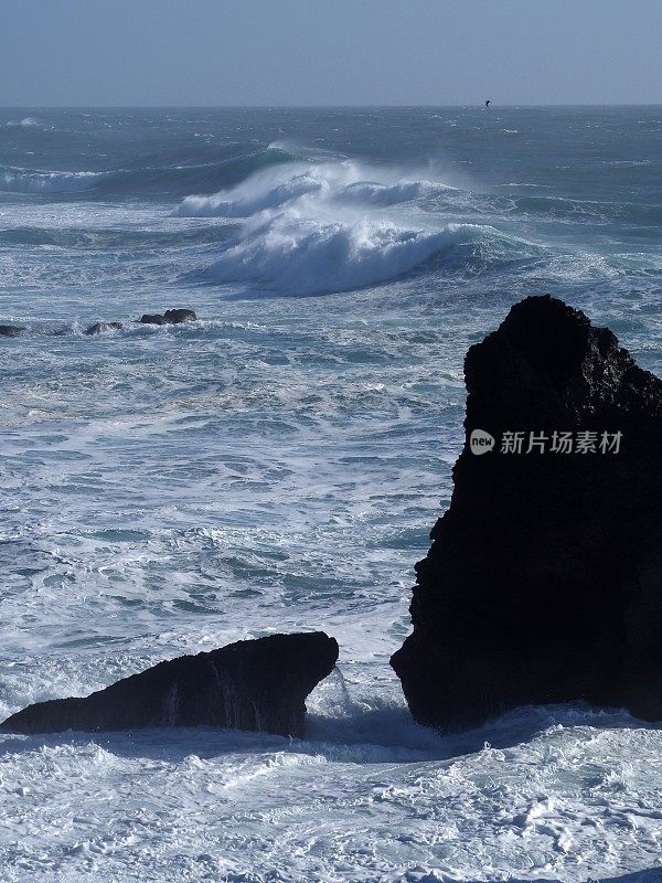 玄武岩上的巨浪