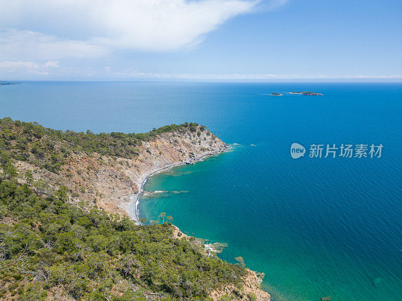 山景与自然海岸相映成趣，山峦连绵，布满松林。