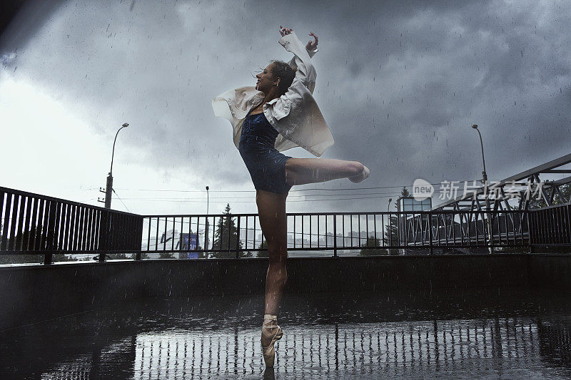 夏日里，芭蕾舞女演员在雨中翩翩起舞，漫步在城市的大街上