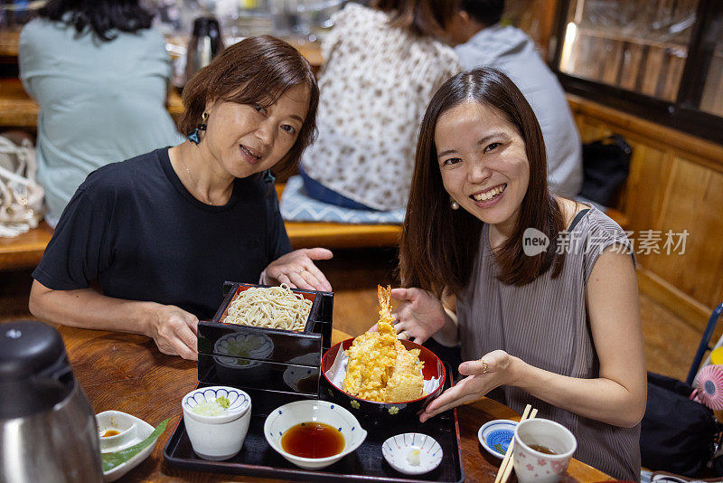 一家人在日本餐厅用餐，午餐吃天妇罗荞麦面