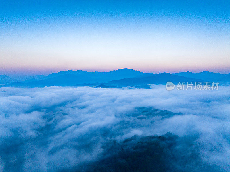 航拍山上美丽的日出和云海