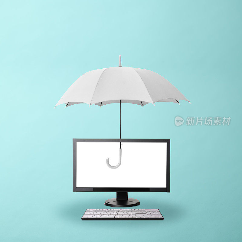桌面电脑与空白屏幕保护伞在浅蓝色背景