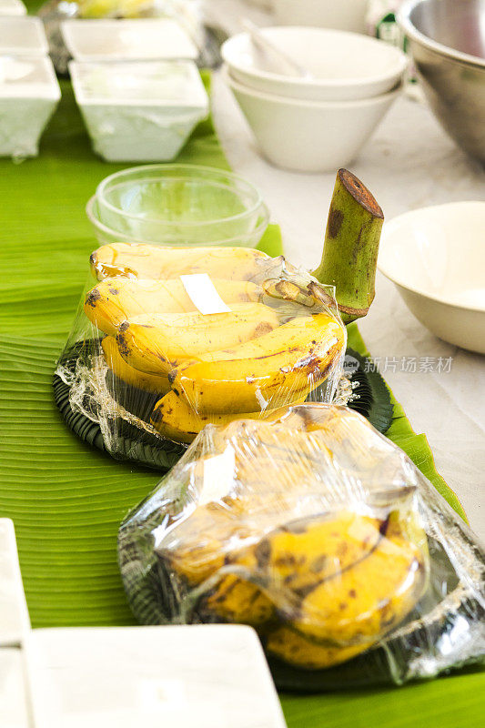 用锡箔纸包着的泰式香蕉，放在桌子上的碗中间
