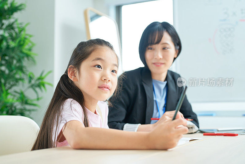 一个正在学习的女孩和一个要赡养的穿西装的女人