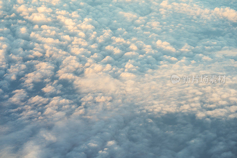 高空的全景自然阳光在积云和层层叠叠的云层中日出日落。