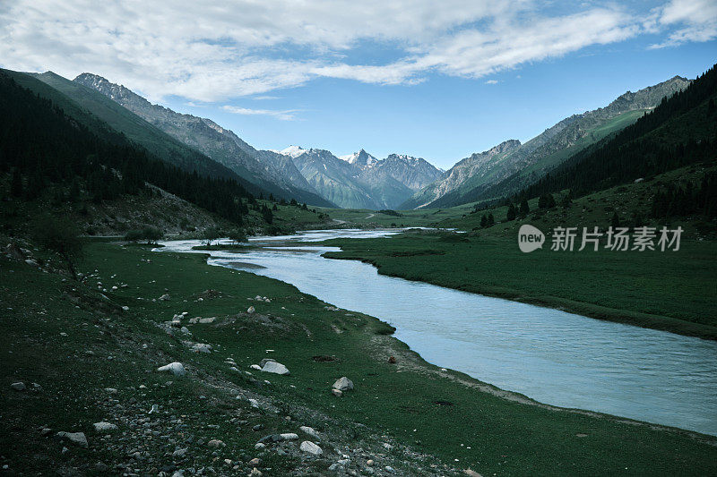 山河景观。图尔根阿克苏峡谷位于天山