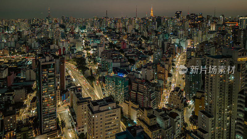 圣保罗贝拉维斯塔社区的夜景