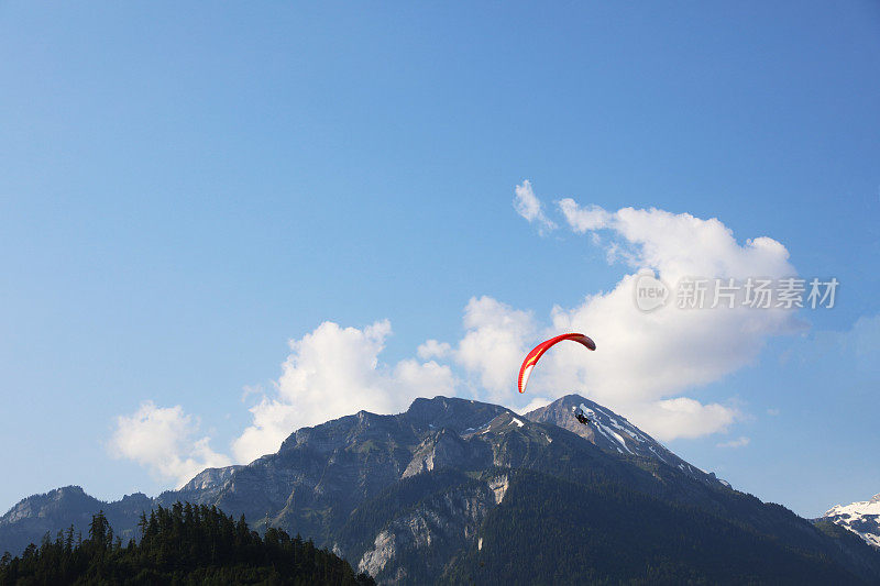 瑞士阿尔卑斯山的滑翔伞。