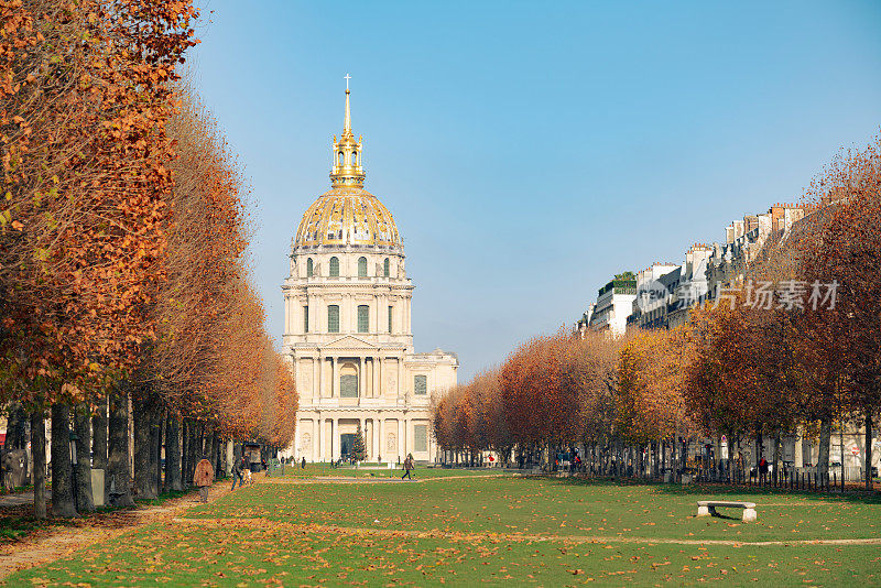 勃列特伊大道儿童公园与拿破仑·波拿巴墓，法国巴黎，秋天