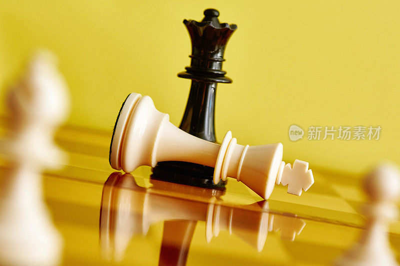 胜利!白棋王败在赢棋的黑棋后脚下，背景为黄色，有复制空间