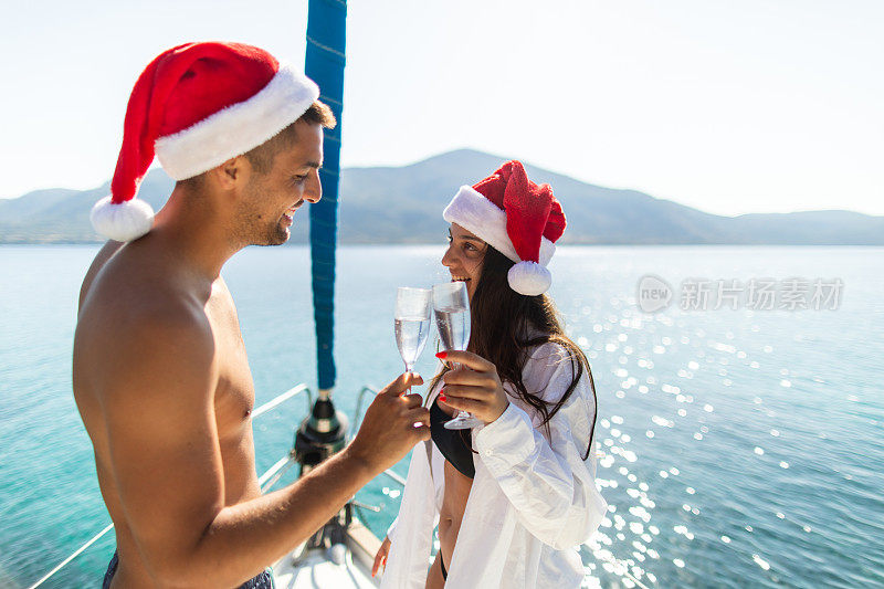 夏天，一对年轻夫妇在帆船上庆祝圣诞节和新年