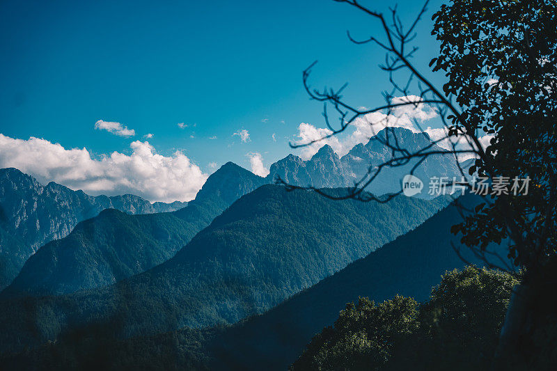 风景如画的特里格拉夫山全景