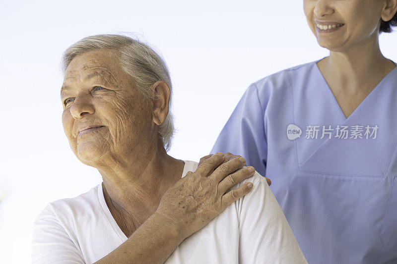 友善的护士支持一位老妇人