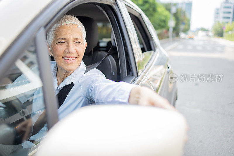 一位女士正在开车去上班的路上