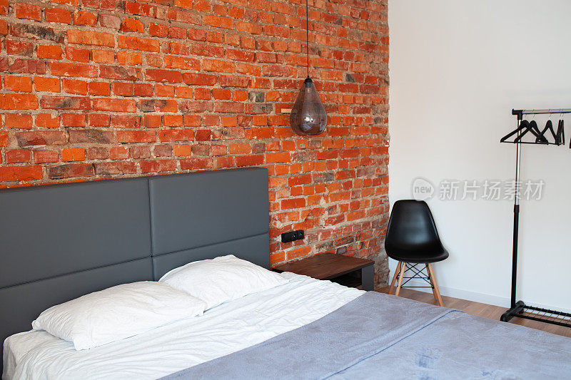 风格现代的卧室内饰以浓重的砖墙。
