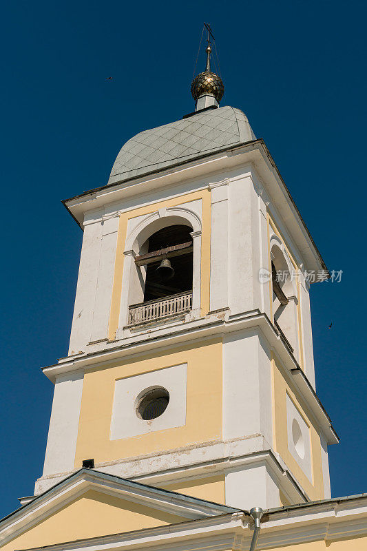2023年7月9日，俄罗斯梅什金。圣母升天大教堂钟楼的碎片。