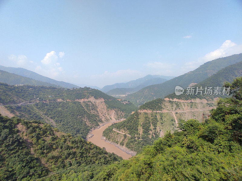 流经印度喜马拉雅山脉的季风河流