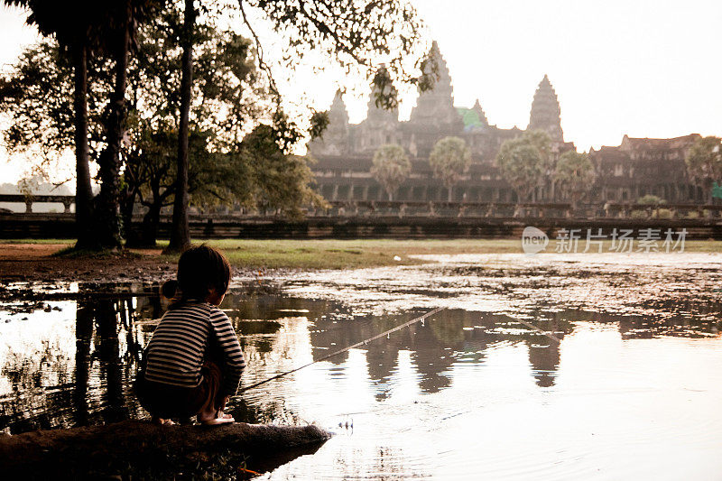 女孩在湖中垂钓的吴哥窟，隐藏在森林中的柬埔寨古城非常受游客的欢迎