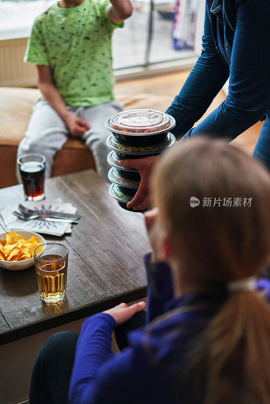 享用香蒜酱卡瓦塔皮碗，意大利面和肉丸碗，意大利面和烤鸡肉凯撒沙拉碗