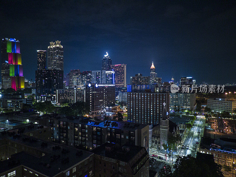 佐治亚州亚特兰大的夜生活。明亮的办公和商业区构成了夜晚的天际线。鸟瞰图