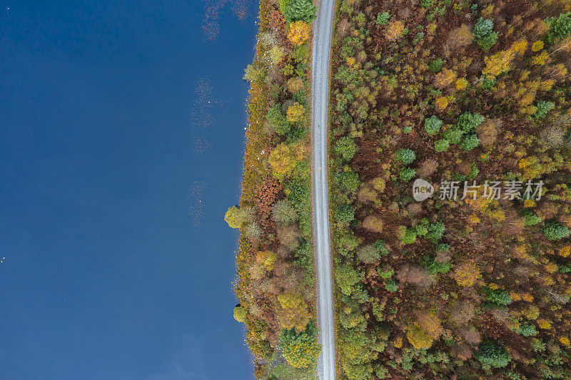 鸟瞰苏格兰乡村的一条土路