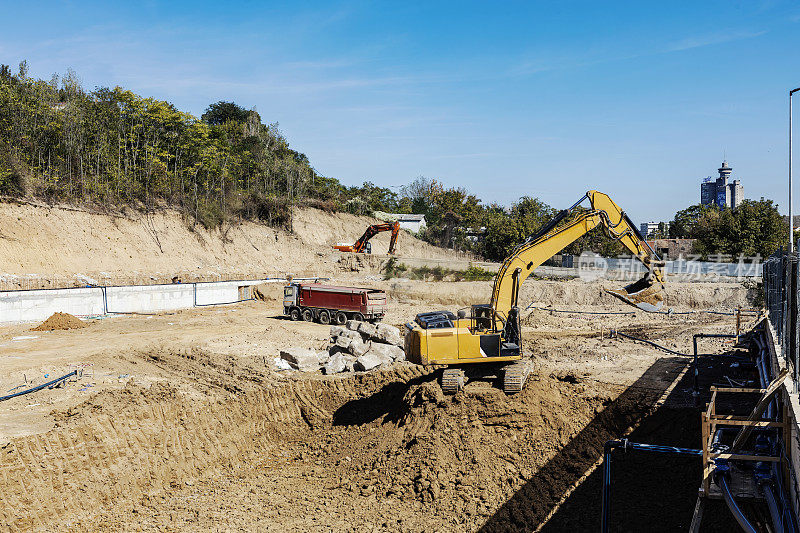 挖掘机在建筑工地挖掘和工作。