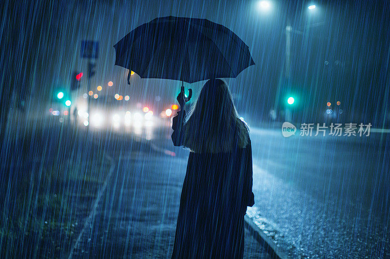 拿伞的女人。下雨了。坏天气。抑郁症