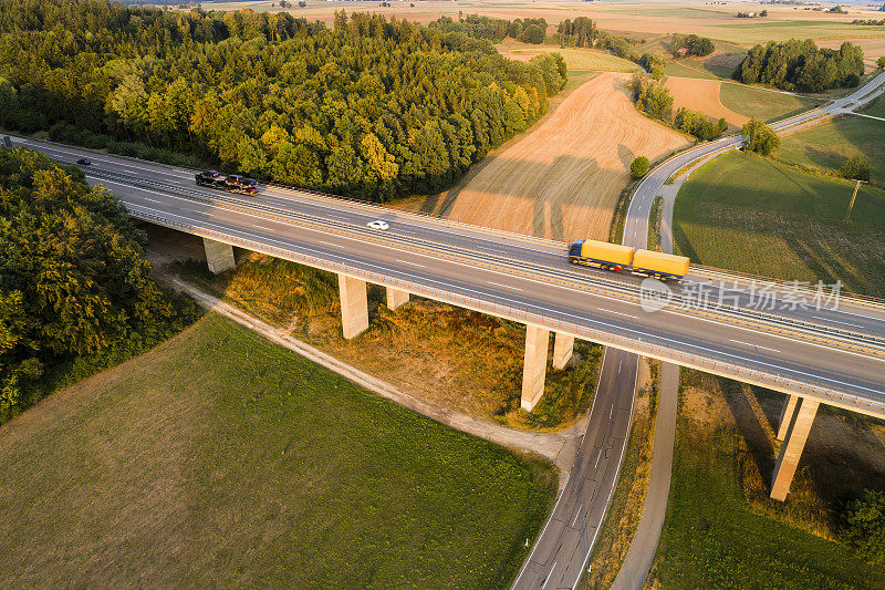 日落时的高架公路鸟瞰图