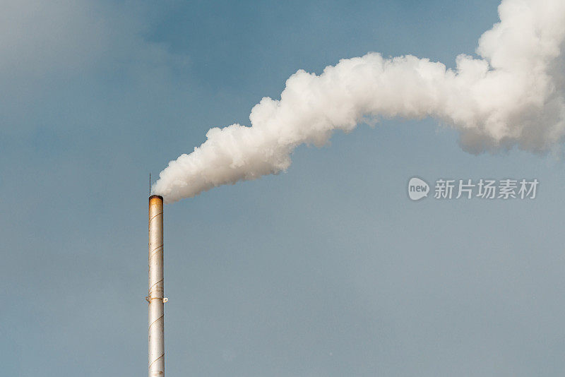 烟斗和烟。室外工业烟囱冒出的白烟污染空气。二氧化碳的排放量。副本的空间。