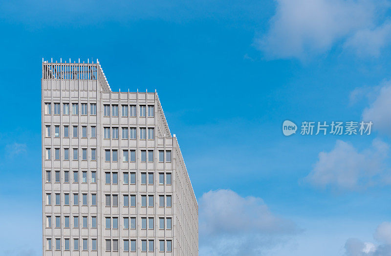 多云天空下现代办公楼的低角度视图