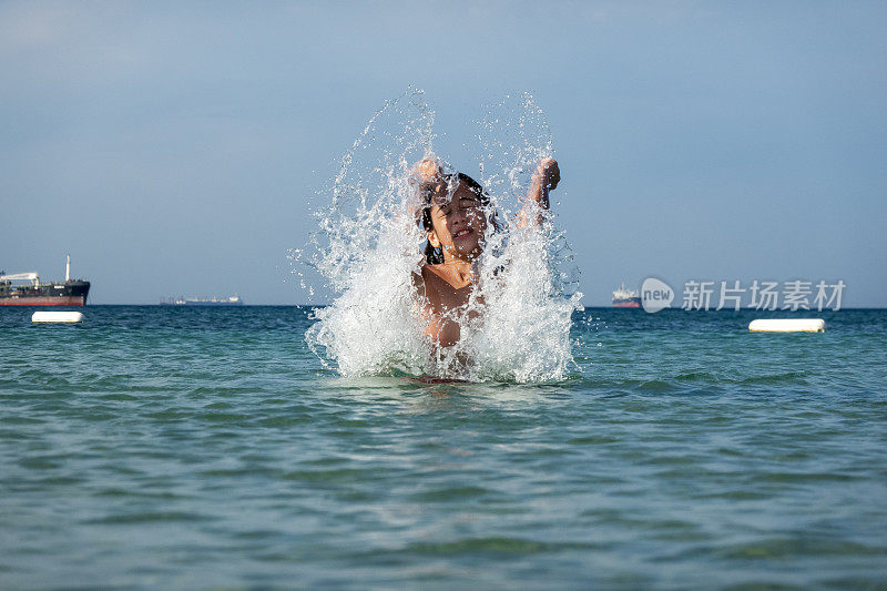 他用手在海里泼水。一个夏天的早晨。忒涅多斯岛。爱琴海北部，12岁的帅哥。长头发的