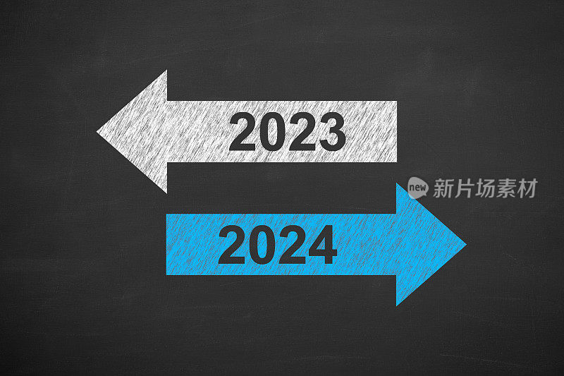 旧的一年或新的2024年在黑板背景