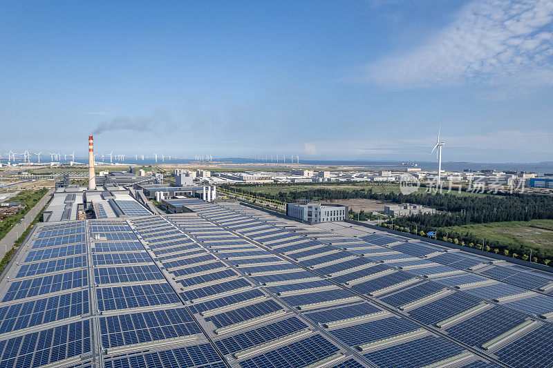 鸟瞰安装新能源太阳能电池板的大型工厂