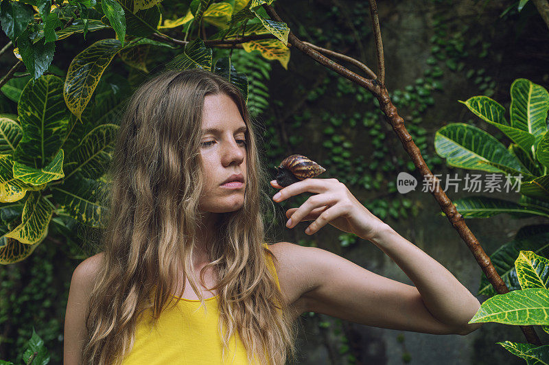 抱着大蜗牛的年轻女子