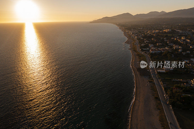 希腊伊庇鲁斯海岸线上的无人机日落景象