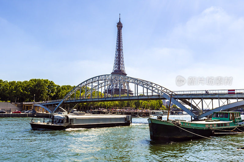 乘船游览巴黎埃菲尔铁塔