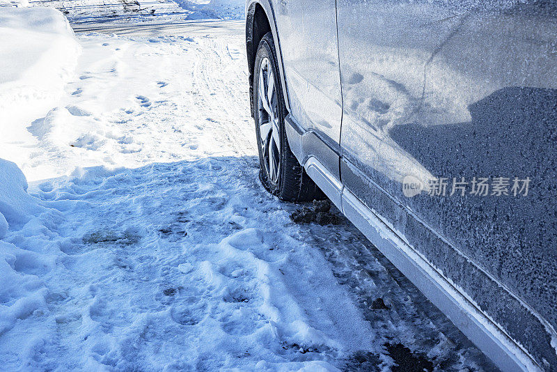 汽车爆胎在潮湿的冬季冰雪