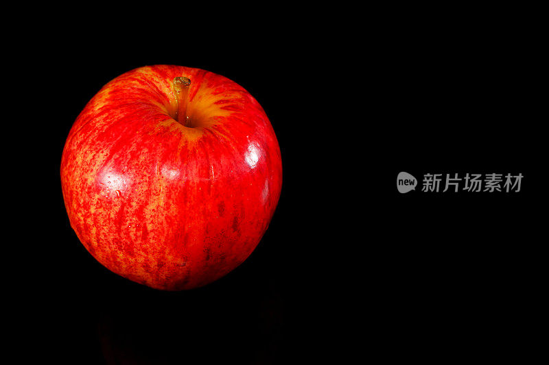 新鲜的苹果孤立在黑色背景上，近距离观察复制空间单个对象